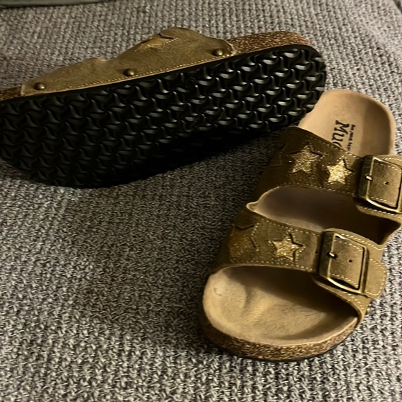 Women' size small tan Mudd sandals. In great condition, barely worn. - Picture 3 of 3